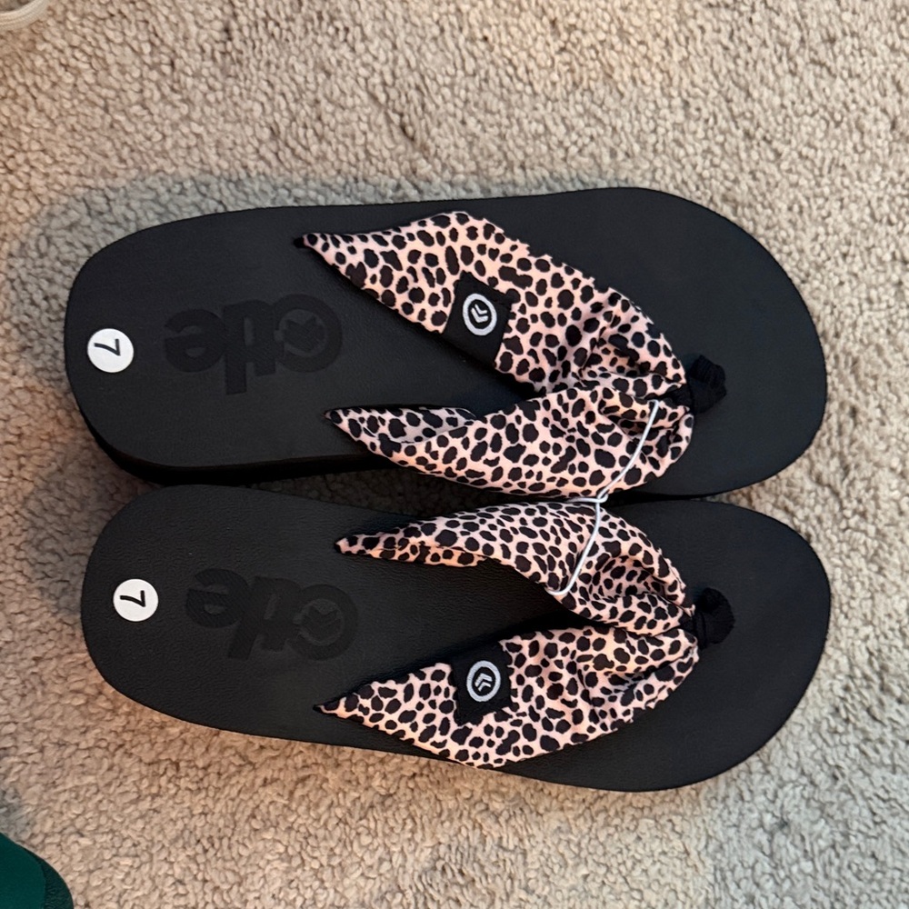 Oofos Women's Black and Pink Leopard Sandals
